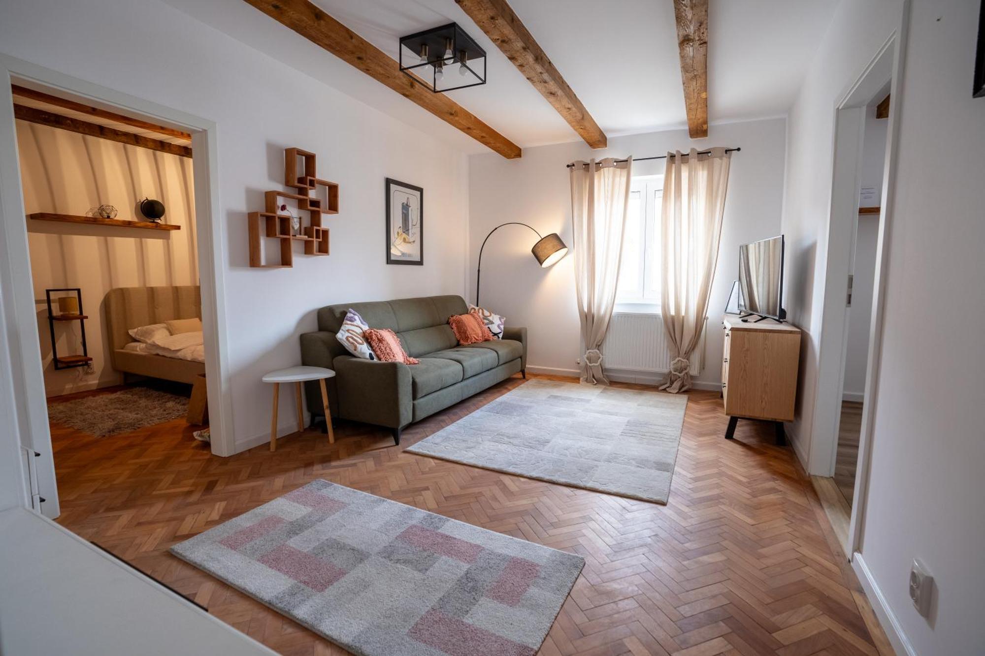 Middle Apartment *